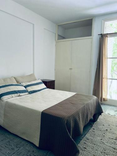 um quarto com uma cama grande e uma janela em Departamento Moya 25 em Bragado