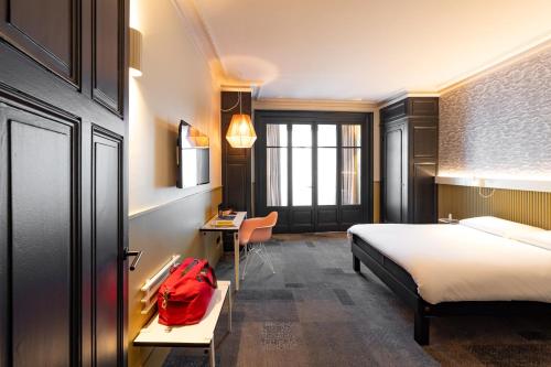 a hotel room with a bed and a red backpack at ibis Lyon Centre Perrache in Lyon