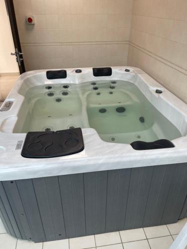 杜拜的住宿－Purity Inn JVC，设有带按摩浴缸的浴室。