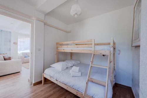 Ce lit superposé se trouve dans un dortoir avec une échelle. dans l'établissement The boheme chic - 200 meter from the beach-, à Canet