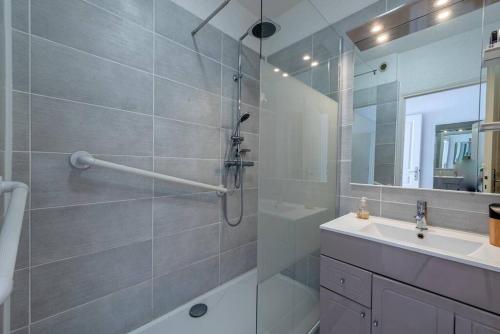 y baño con ducha y lavamanos. en The boheme chic - 200 meter from the beach- en Canet-en-Roussillon