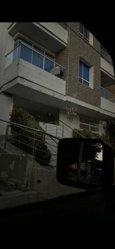 - une vue sur un bâtiment depuis l'intérieur d'une voiture dans l'établissement Edificio owen, à Barranquilla
