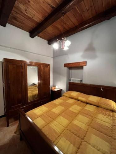 - une chambre avec un grand lit dans l'établissement La Cürt Brandon, à Frassinetto