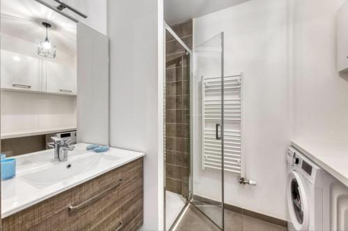 une salle de bain avec un lavabo et une machine à laver dans l'établissement View Point Tresumvibes - OG IMMO, à Annecy