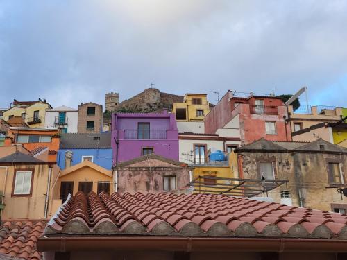 une vue sur un tas de bâtiments avec un toit dans l'établissement Casa Eleonora, à Bosa