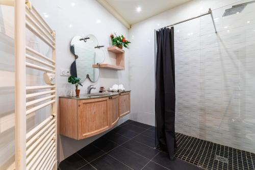 une salle de bain avec un lavabo et un miroir dans l'établissement BAMBOO PLAGE AP4220 by Riviera Holiday Homes, à Nice