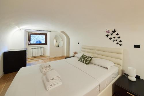 ein großes weißes Bett in einem Zimmer mit Fenster in der Unterkunft iFlat Marvellous home near Via del Corso in Rom