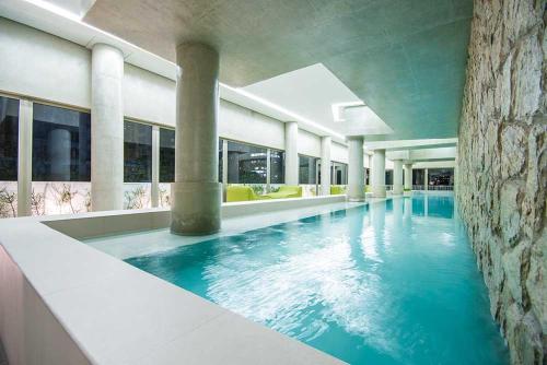 聖保羅的住宿－Condomínio VN，大楼内一个蓝色的大型游泳池