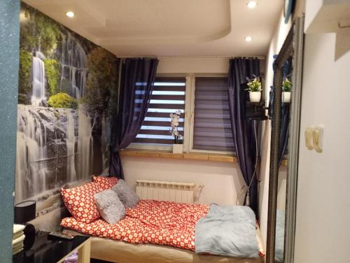 Apartamenty na doby في سيدلس: سرير صغير في غرفة مع نافذة