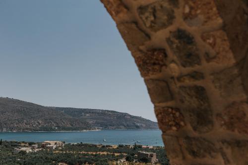 a view of a body of water from a wall at Brazzo di Maina in Oítilon