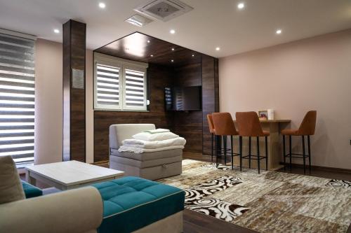 ein Wohnzimmer mit einem Sofa und einem Tisch in der Unterkunft Ema, Asja, Eda Apartments in Zenica