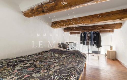 a bedroom with a bed and a wooden ceiling at Vue exceptionnelle - VIEUX PORT in Marseille