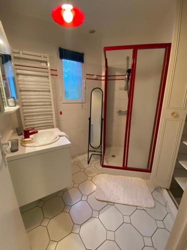 une salle de bain avec douche et lavabo dans l'établissement La maison de Carla, à Villers-sur-Mer