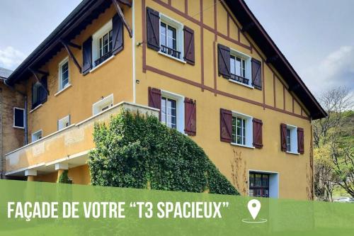 a yellow house with windows and a sign that reads fragile be vote spaz at Superbe, T3 spacieux 78 m2, Neuf, Parking, Balcon in Gerde