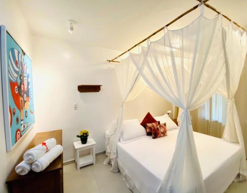 Un pat sau paturi într-o cameră la Pousada Agua de Coco