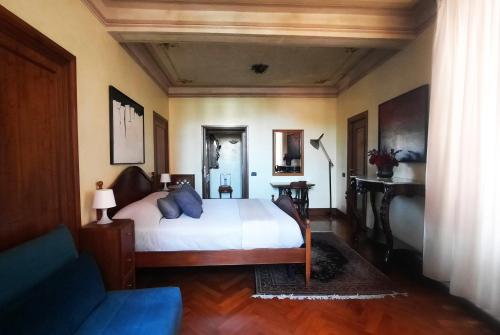 una camera da letto con un letto con cuscini blu di Ecco Marino Casa Vacanze a Marino