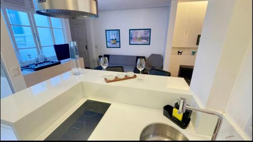 cocina con fregadero y barra con copas de vino en Apartamento Studio Arpex HIR 25, en Río de Janeiro