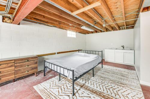 - une chambre avec un lit sur un tapis dans l'établissement Convenient Racine Home 4 Mi to Lake Michigan!, à Racine