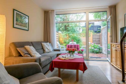 a living room with a couch and a table at Ferienhaus an der Baeke E in Bad Zwischenahn