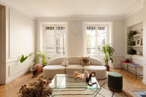 een woonkamer met een bank en een glazen tafel bij luxury apartment saint germain des près Paris in Parijs