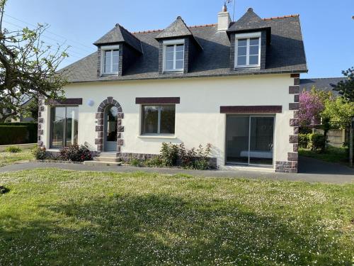 609 - Appartement T3 au premier étage d'une maison à quelques pas de la plage et des commerces d'Erquy