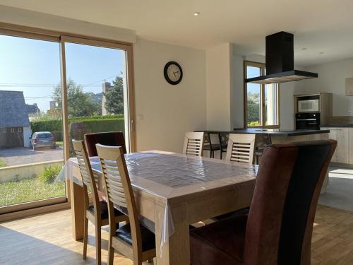 une cuisine avec une table avec des chaises et une salle à manger dans l'établissement 608 - Maison deux chambres entièrement rénovée à quelques pas de la plage et du centre, à Erquy