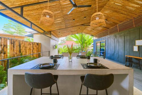 ein Esszimmer mit einem großen Tisch und Stühlen in der Unterkunft Al Caribe Sur Villa Privada con 2 Dormitorios y 2 baños in Puerto Viejo