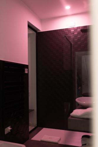 a bathroom with a sink and a glass shower at Kreart Suite & Rooms B&B in Crotone