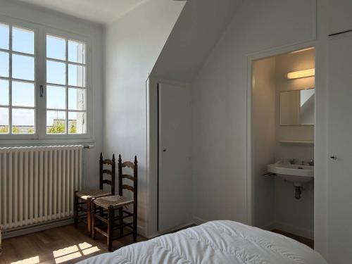 une chambre avec un lit, un lavabo et une fenêtre dans l'établissement 610 - Charmante Maison familiale bretonne entièrement rénovée, à Erquy
