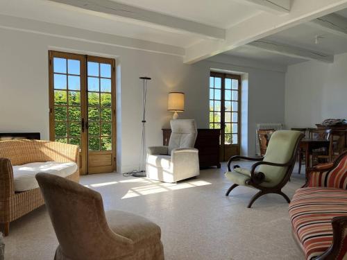 un salon avec un canapé et des chaises dans l'établissement 610 - Charmante Maison familiale bretonne entièrement rénovée, à Erquy