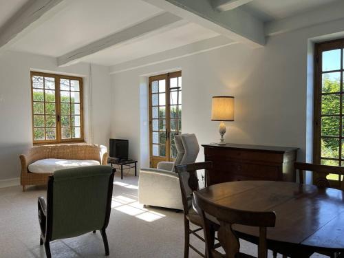 un salon avec une table et un canapé dans l'établissement 610 - Charmante Maison familiale bretonne entièrement rénovée, à Erquy