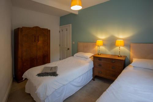 1 dormitorio con 2 camas y 2 lámparas en Sidx Sidx Sidx Sidx Sidx Sidx Sidx en The Fireman's House, Lowe's Mill Cottages at Torr Vale Mill, en New Mills