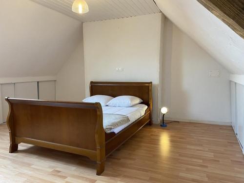 1 dormitorio con 1 cama con sábanas y almohadas blancas en 663 - Maison individuelle avec un extérieur, située en plein cœur du centre-ville d'Erquy, en Erquy