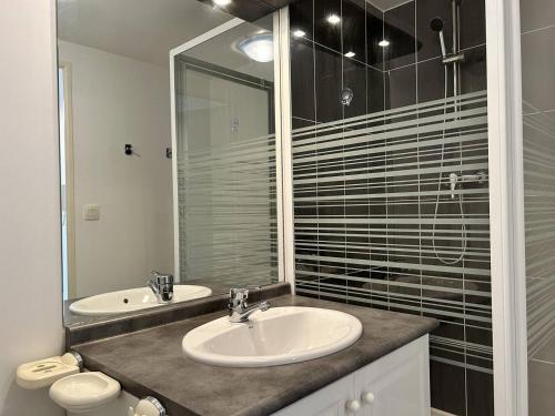 une salle de bain avec un lavabo et une douche dans l'établissement 531 - Appartement T2 vue mer, à 100m de la Plage, à Erquy