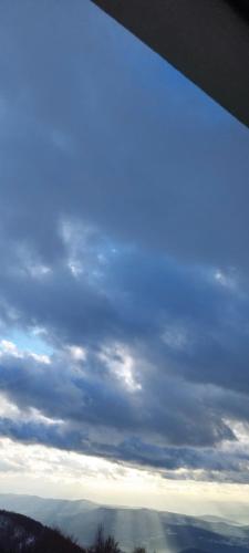 a view of a cloudy sky from the top of a mountain at President Kop Apartman 106 in Kopaonik