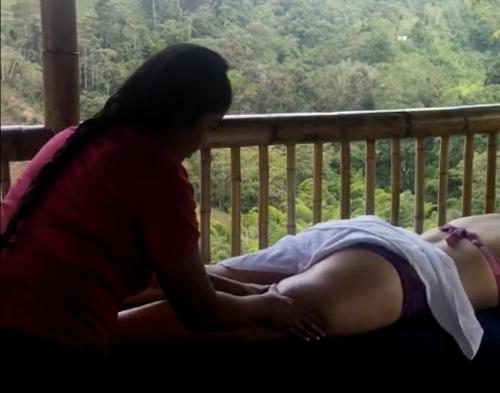 a woman sitting on a porch looking at a woman at Alojamiento rural finca la bendición in Filandia