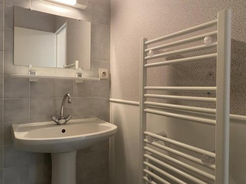 une salle de bain avec un lavabo et un miroir dans l'établissement 533 - Appartement T1 situé à quelques pas de la grande plage d'Erquy et du centre, à Erquy