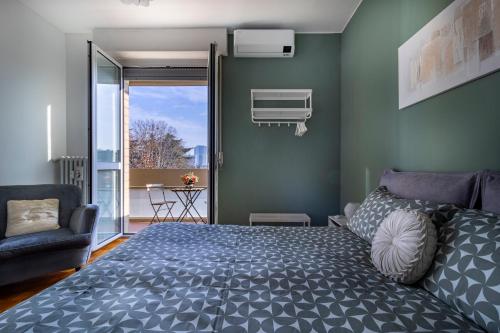 um quarto com uma cama, um sofá e uma janela em Casa Carozzi - Carozzi Apartments em Milão