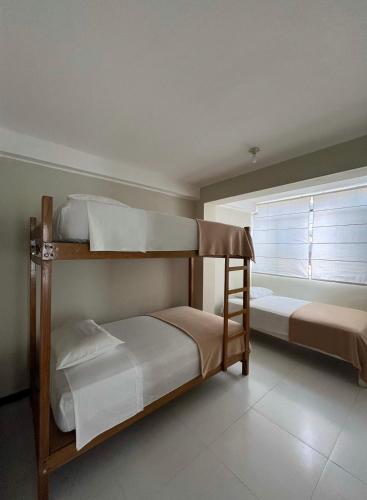 Tempat tidur susun dalam kamar di Chanos Apart-Hotel