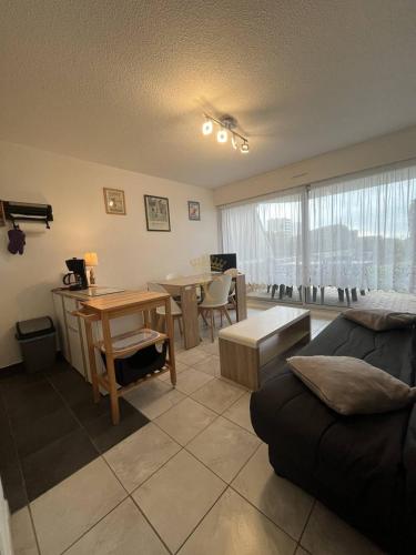 un salon avec un canapé et une table dans l'établissement CSII8, à Le Touquet-Paris-Plage