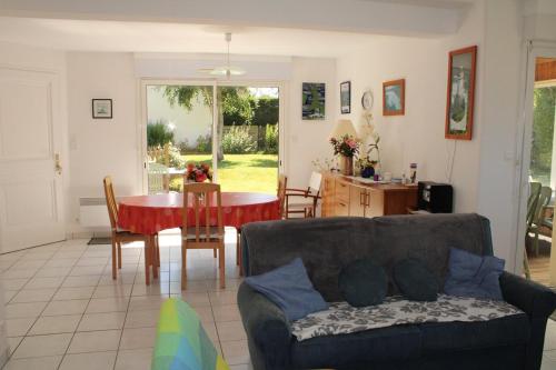 un salon avec un canapé et une table dans l'établissement 602 - A ERQUY, jolie maison avec un grand jardin de 700m2 proche des plages sauvages, à Erquy