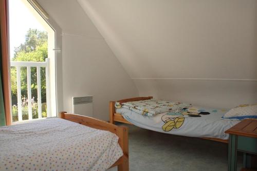 deux lits jumeaux dans une chambre avec fenêtre dans l'établissement 602 - A ERQUY, jolie maison avec un grand jardin de 700m2 proche des plages sauvages, à Erquy