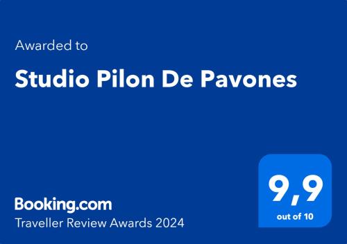 En logo, et sertifikat eller et firmaskilt på Studio Pilon De Pavones
