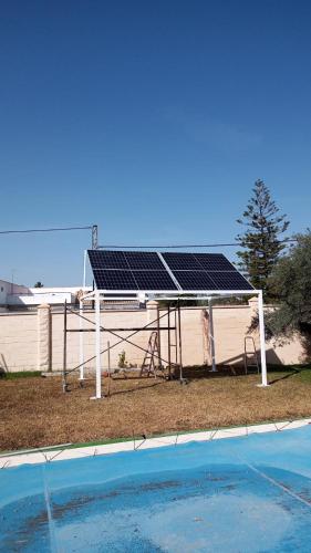 埃斯帕爾蒂納斯的住宿－Montaraz 1 Espartinas，建筑顶部的一组太阳能电池板