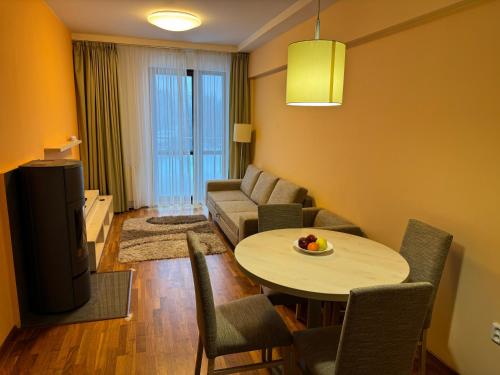 O zonă de relaxare la Apartment in Hotel Crocus, Strbske Pleso