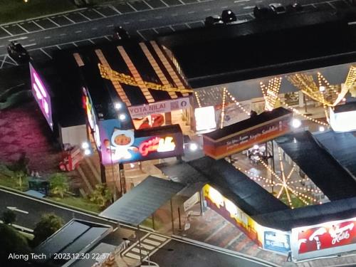 uma vista panorâmica de um centro comercial à noite em Awana Akasia Homestay em Nilai