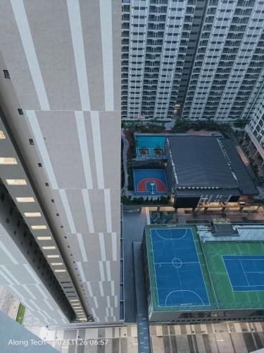 an overhead view of a tennis court in a building at Awana Akasia Homestay in Nilai
