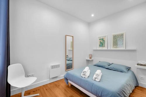 1 dormitorio con 1 cama con 2 toallas en Le Cocon - T2 Cosy hypercentre avec parking, en Toulouse