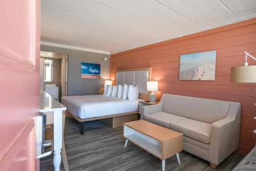 ビーチヘイブンにあるSpray Beach Hotelのベッドとソファのあるホテルの部屋