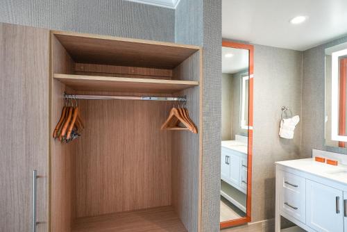 Postel nebo postele na pokoji v ubytování Spray Beach Hotel